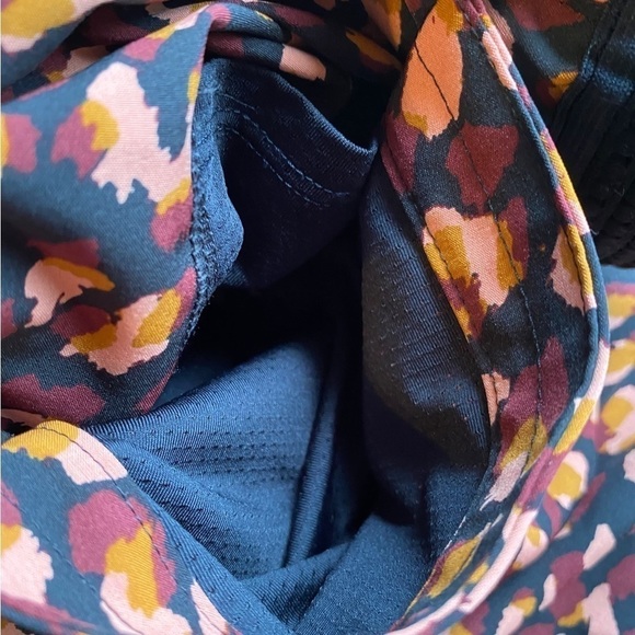 Fabletics Women’s Animal Print Casual Athletic Shorts size Large - Picture 7 of 9